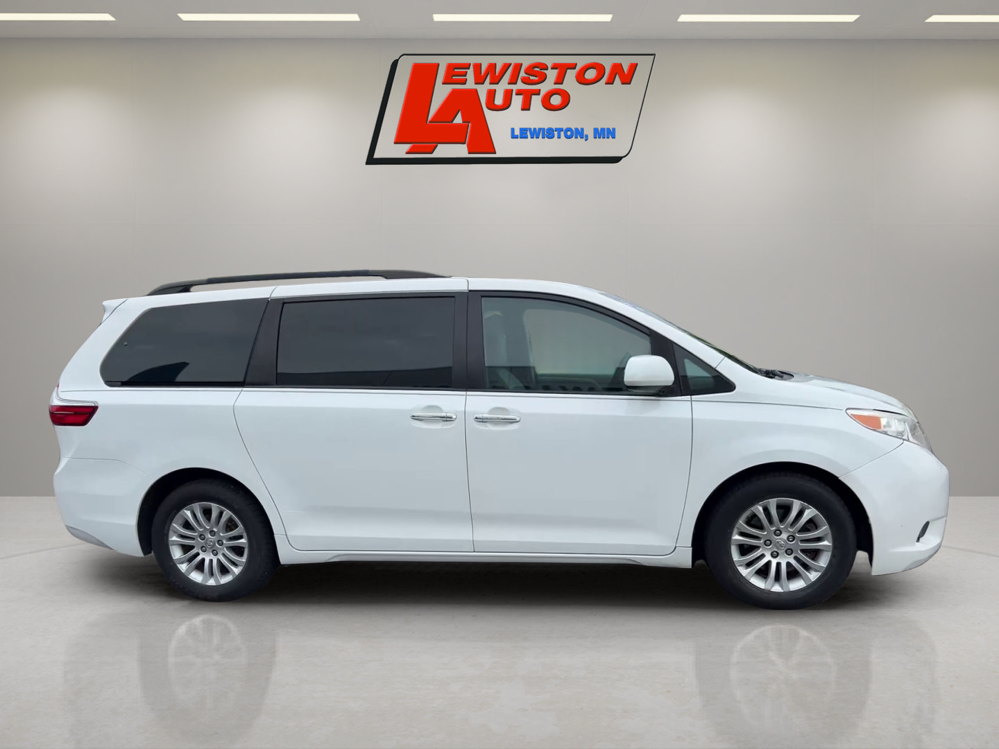 Used 2017 Toyota Sienna XLE FWD image 6