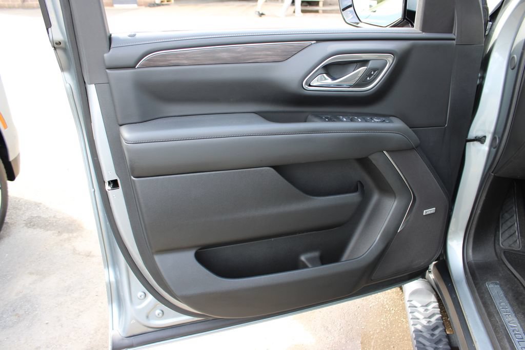 Used 2024 Chevrolet Suburban Z71 w/ Luxury Package AWD/4WD image 12