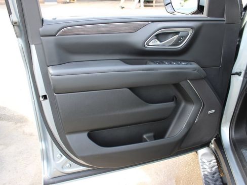 Used 2024 Chevrolet Suburban Z71 w/ Luxury Package AWD/4WD image 12