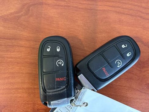 Used 2020 Jeep Cherokee Trailhawk w/ Cold Weather Group AWD/4WD image 14