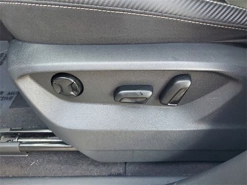 Used 2021 Volkswagen Atlas Cross Sport SE image 19