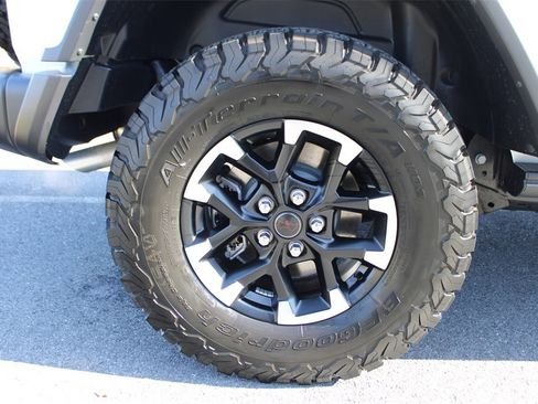 Used 2025 Jeep Wrangler Unlimited Rubicon w/ Technology Group image 28