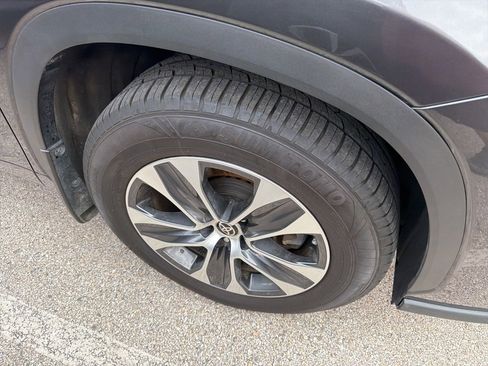 Used 2024 Toyota Highlander XLE image 14