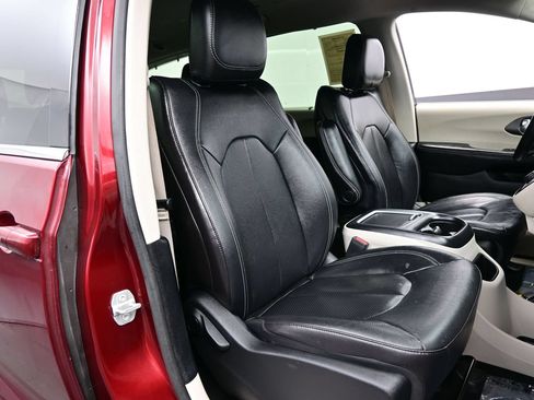 Used 2022 Chrysler Pacifica Touring-L AWD/4WD image 17