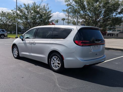 Used 2024 Chrysler Pacifica Touring-L FWD image 5
