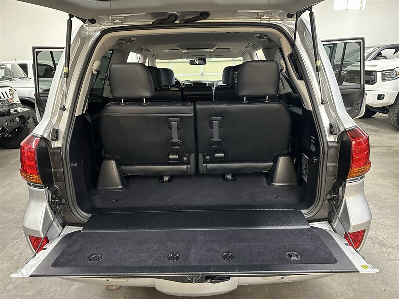Used 2011 Lexus LX 570 4WD w/ Luxury Pkg image 16