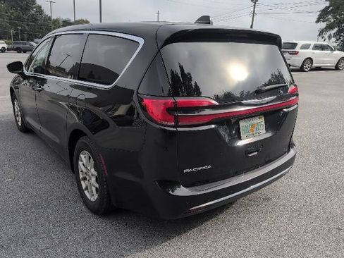 Used 2024 Chrysler Pacifica Touring-L FWD image 6