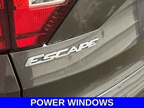 Used 2019 Ford Escape SE image 12