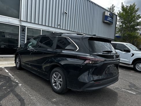 Used 2024 Toyota Sienna XLE FWD image 3