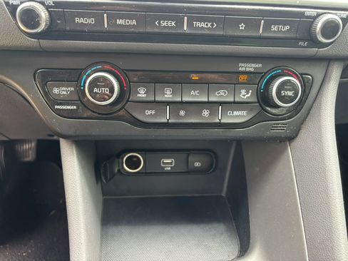 Used 2020 Kia Niro LX FWD image 17