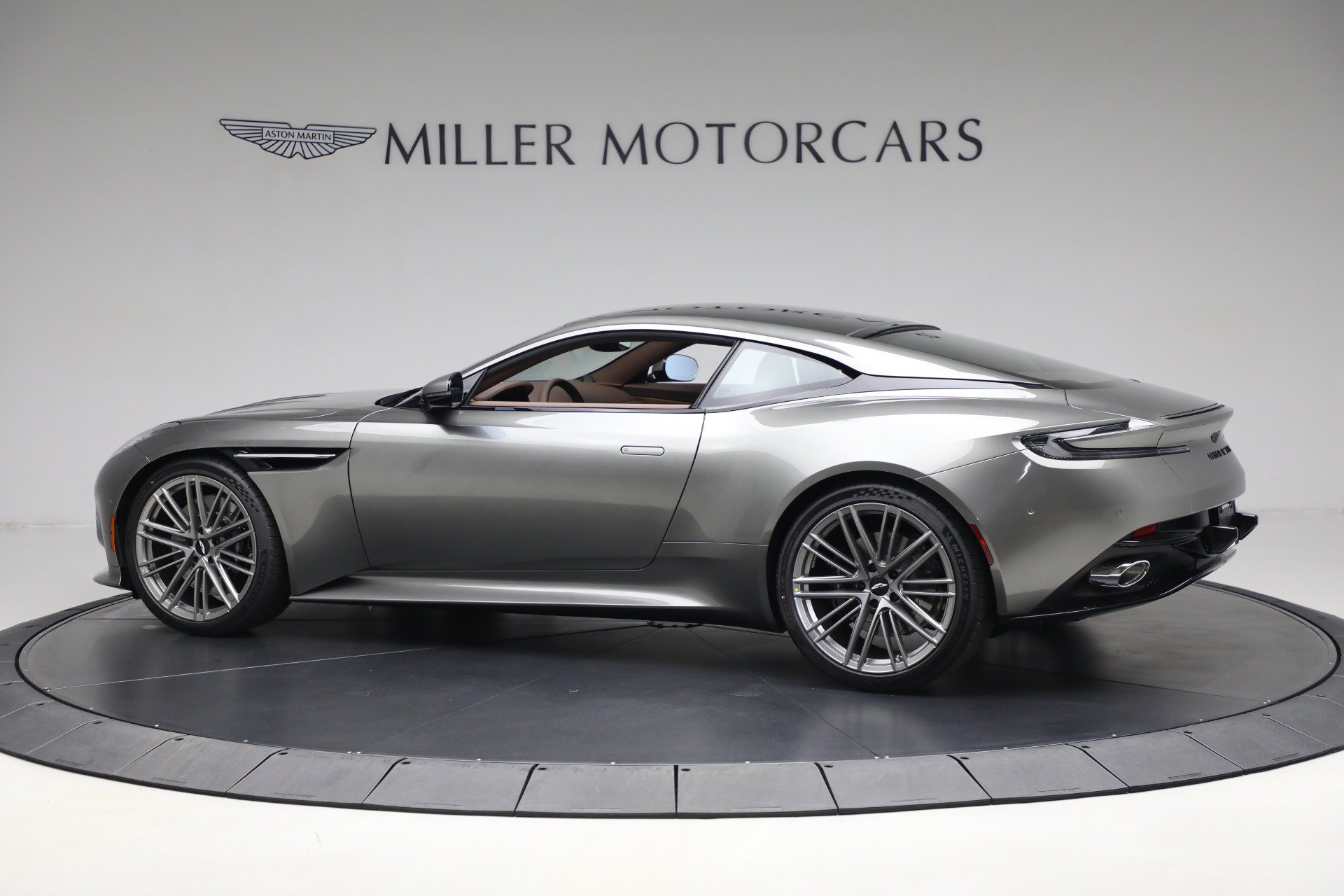 Used 2025 Aston Martin DB12 Coupe RWD image 3