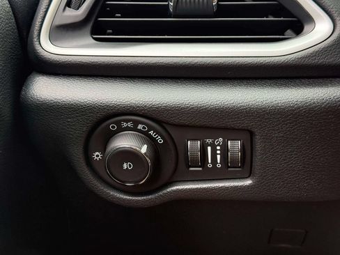 Used 2025 Chrysler Pacifica Select FWD image 20