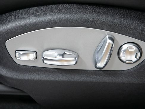 Certified 2025 Porsche Macan image 17