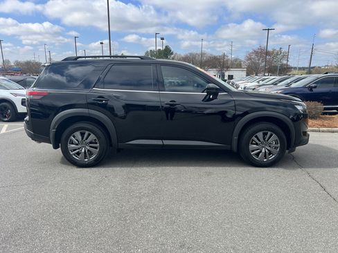 Certified 2025 Nissan Pathfinder SV image 4