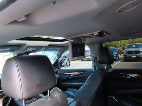 Used 2020 Cadillac Escalade ESV Premium Luxury image 24