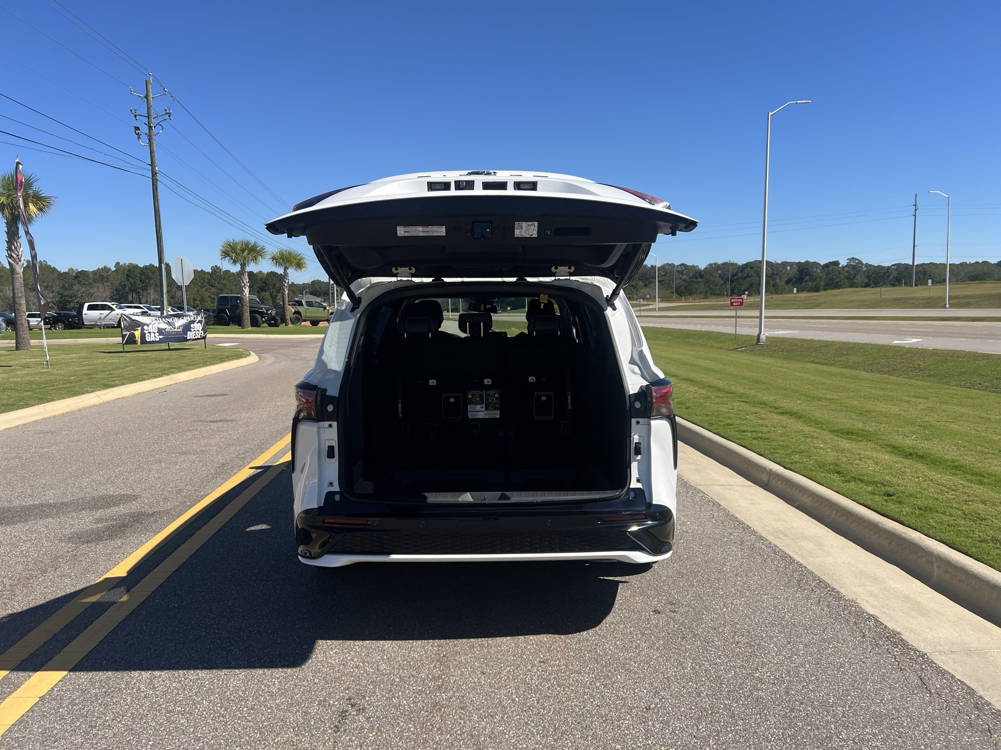 Used 2024 Toyota Sienna XSE w/ XSE Plus Package FWD image 7