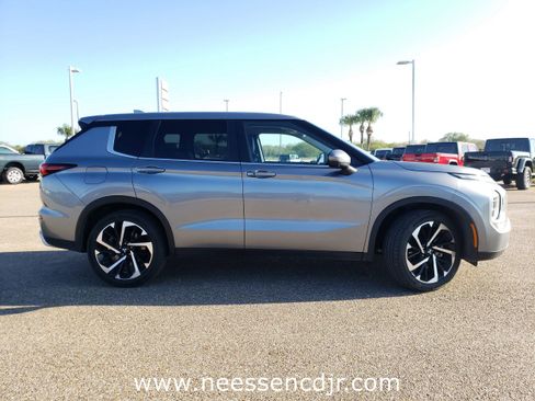 Used 2024 Mitsubishi Outlander SE Black Edition image 8