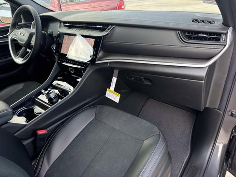 New 2026 Jeep Grand Cherokee Altitude image 11