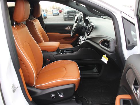 New 2026 Chrysler Pacifica Pinnacle image 30