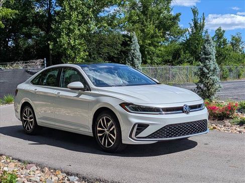Certified 2025 Volkswagen Jetta SE w/ Sunroof Package FWD image 8
