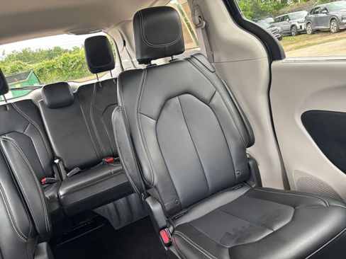 Used 2024 Chrysler Pacifica Touring-L image 37