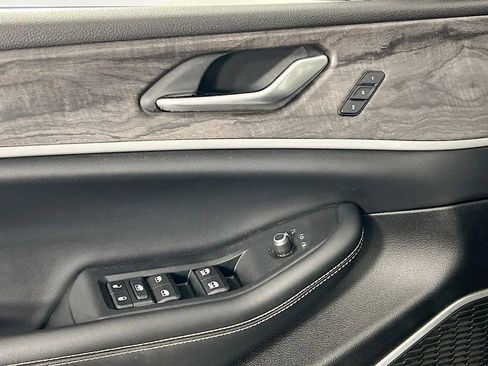 Used 2022 Jeep Grand Cherokee Limited w/ Luxury Tech Group II image 18