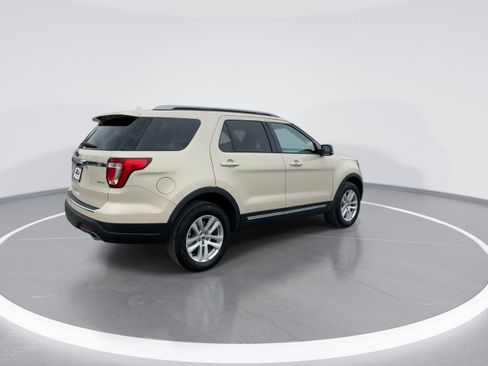 Used 2018 Ford Explorer XLT w/ Equipment Group 202A image 8