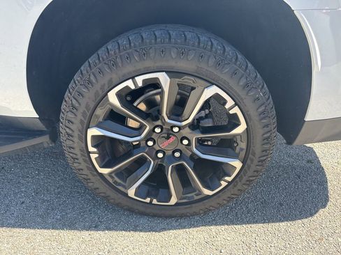 Used 2023 GMC Yukon XL SLT image 4