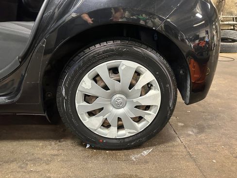 Used 2017 Toyota Yaris L image 26