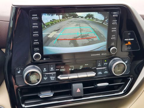 Used 2021 Toyota Highlander XLE FWD image 8