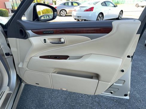 Used 2013 Lexus LS 460 L w/ All-Weather Pkg RWD image 23