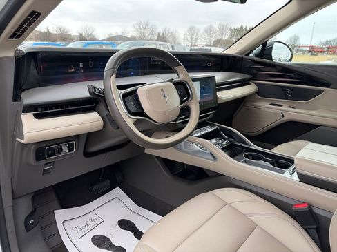 Used 2025 Lincoln Nautilus Premier image 16