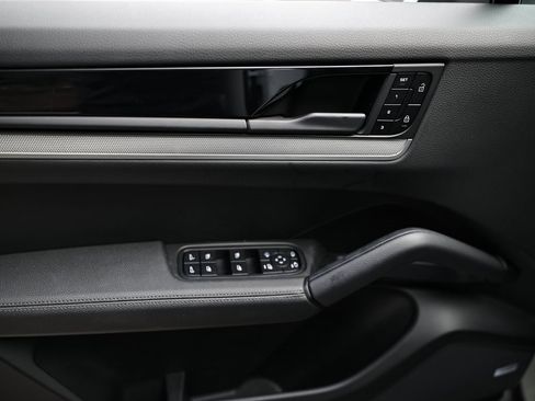 Certified 2025 Porsche Cayenne image 18