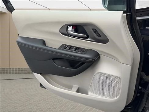 Used 2023 Chrysler Pacifica Touring-L FWD image 17