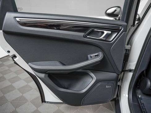 Certified 2026 Porsche Macan AWD/4WD image 28