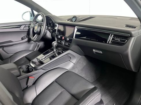 Certified 2025 Porsche Macan AWD/4WD image 20