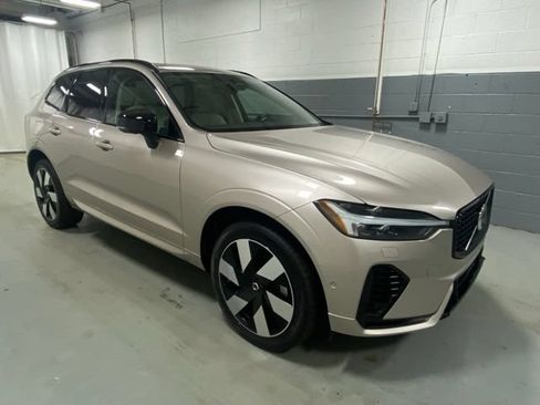 Used 2025 Volvo XC60 T8 Plus w/ Protection Package Premier AWD/4WD image 4