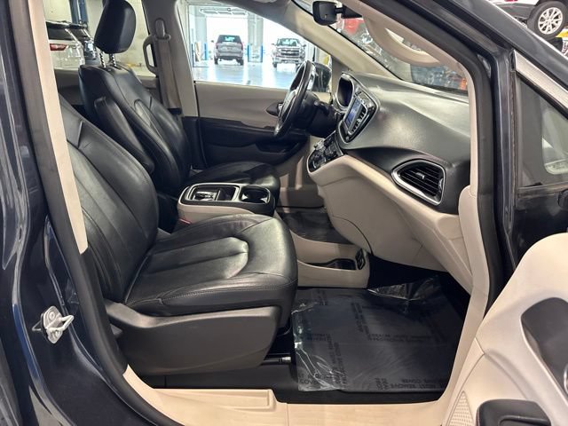 Used 2020 Chrysler Pacifica Touring-L FWD image 22