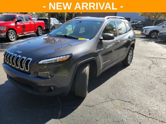 Used 2017 Jeep Cherokee Latitude w/ Cold Weather Group FWD image 7