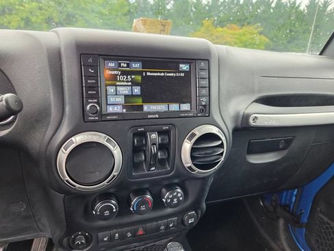 Used 2016 Jeep Wrangler Unlimited Sahara w/ Max Tow Package AWD/4WD image 15