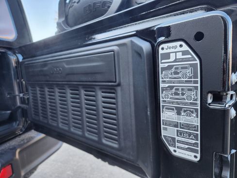 Used 2024 Jeep Wrangler Willys AWD/4WD image 28