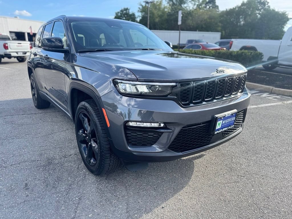 Used 2024 Jeep Grand Cherokee Limited w/ Black Appearance Package AWD/4WD image 9