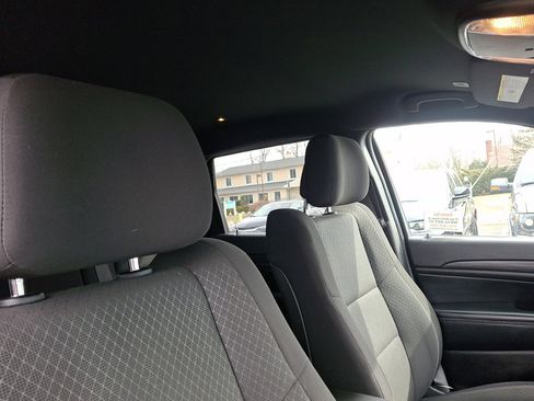 Used 2021 Jeep Grand Cherokee Laredo image 13