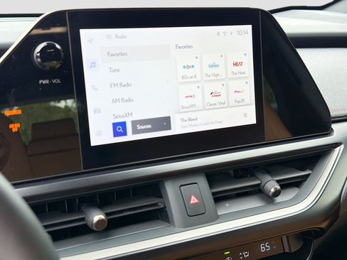 Used 2025 Lexus UX 300h FWD image 33