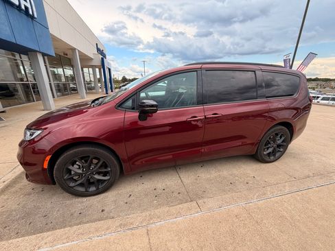 Used 2023 Chrysler Pacifica Limited w/ Uconnect Theater Family Group AWD/4WD image 1
