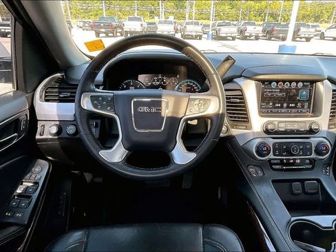 Used 2017 GMC Yukon SLT w/ Premium Edition AWD/4WD image 6