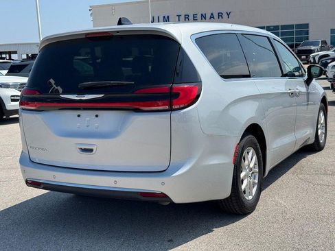 Used 2024 Chrysler Pacifica Touring-L FWD image 3