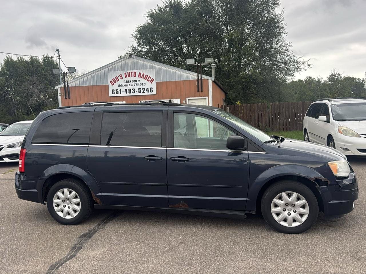 Used 2009 Chrysler Town & Country LX FWD image 4