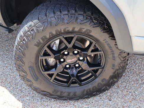 Used 2024 GMC Canyon AT4X AWD/4WD image 9