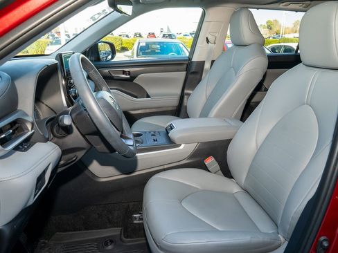 Certified 2025 Toyota Highlander XLE image 14